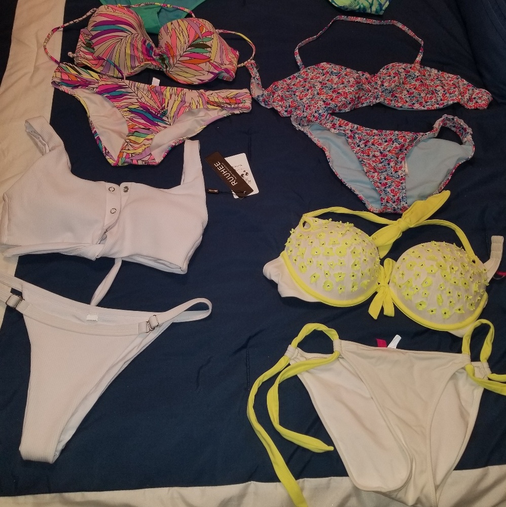 Bathing suits - Picture 2 of 4